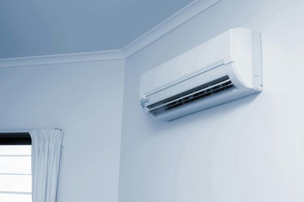Air Conditioning Smells Bad or Leaks Water: Causes, Risks, and Fixes